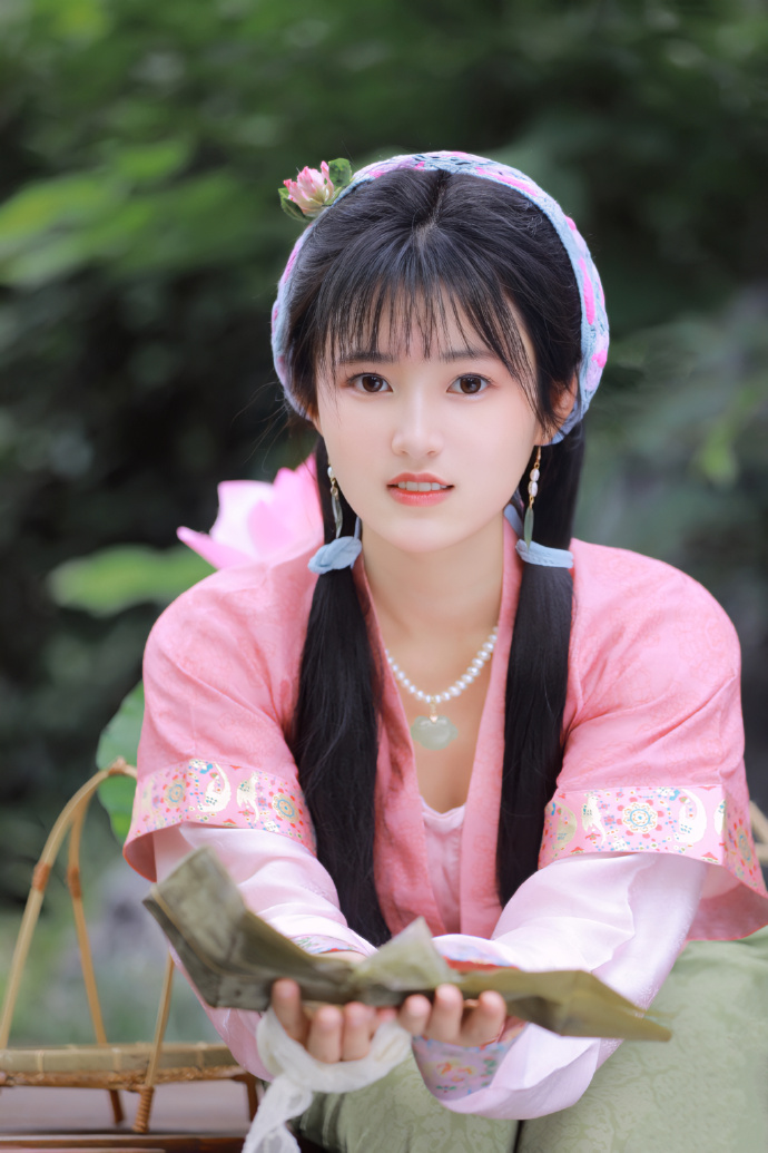 台风取消武汉演唱会，韩红再陷风波，与冯小刚合作片酬引热议